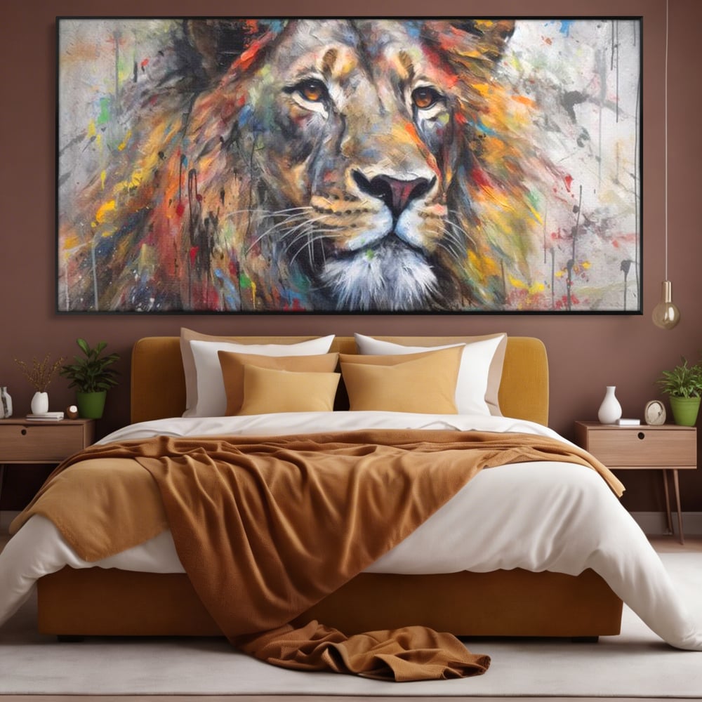 Tablou canvas cu tablou canvas cu leu colorat, in rama de aluminiu negru, pe perete intr-un dormitor